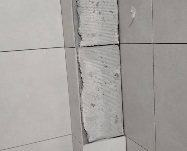 江口瓷砖空鼓维修公司分享下瓷砖施工前基层浇水润湿程度不足，可能导致以下问题