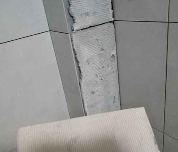 江口瓷砖空鼓维修公司分享下厨房瓷砖脱落的补救措施。